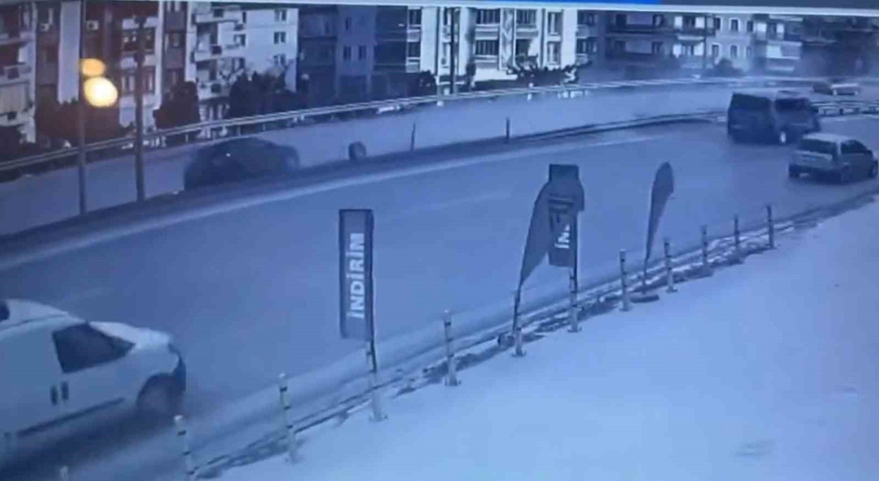 Yalovada kontrolden çıkan otomobilin bariyerlere çarptığı kaza kamerada