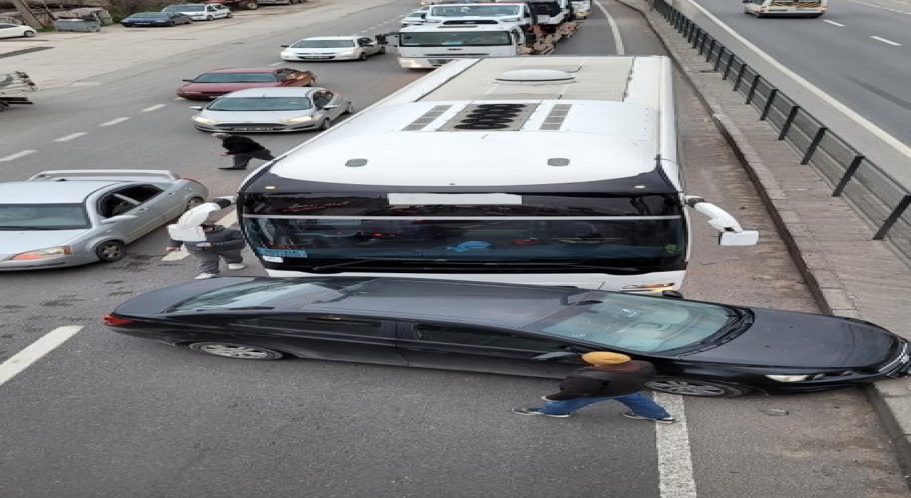 Yalovada servis otobüsü otomobille çarpıştı