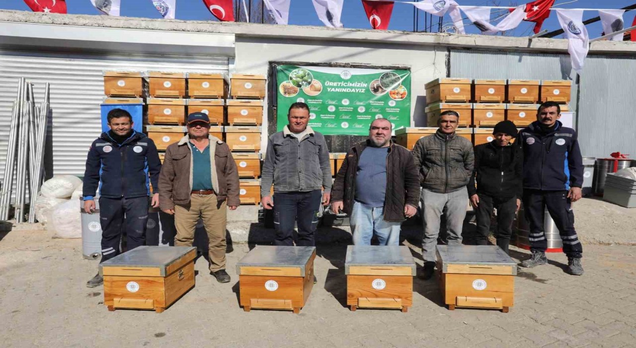 Yangın mağduru arıcılara Muğla Büyükşehirden can suyu