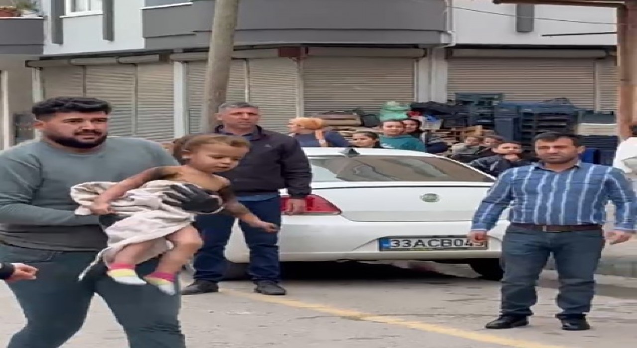 Yangında evde mahsur kalan çocuklar pencere demiri sökülerek kurtarıldı