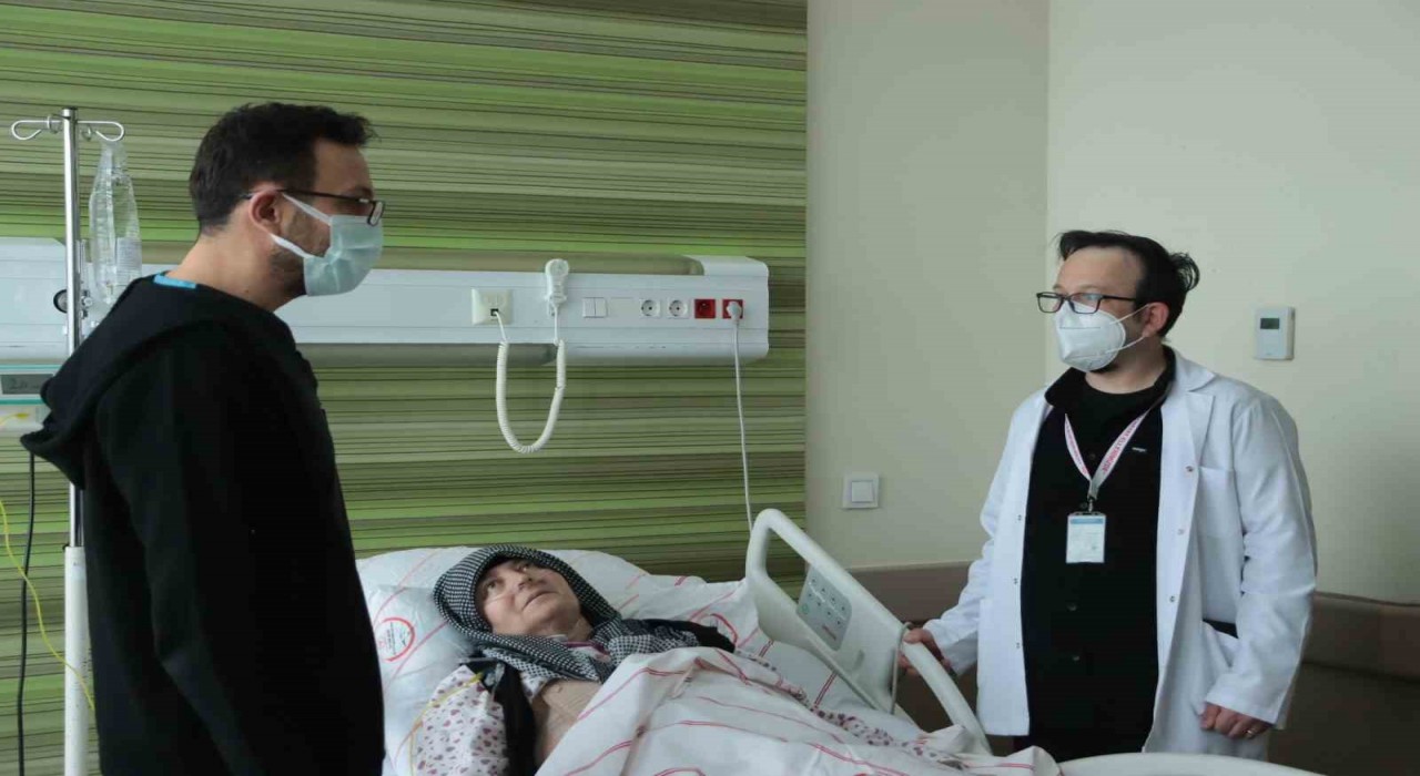 Yapay akciğer ve kalp cihazı ile hayata tutundu