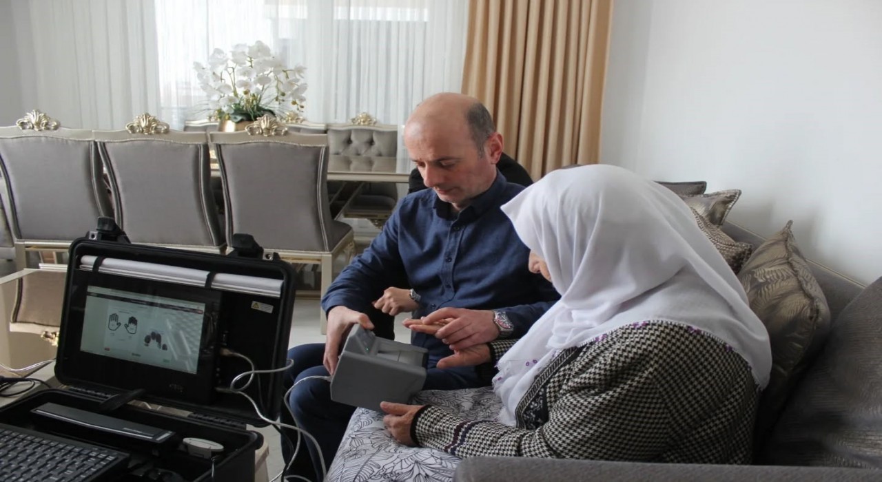 Yaşlı kadının kimlik kartı başvurusu evinde alındı