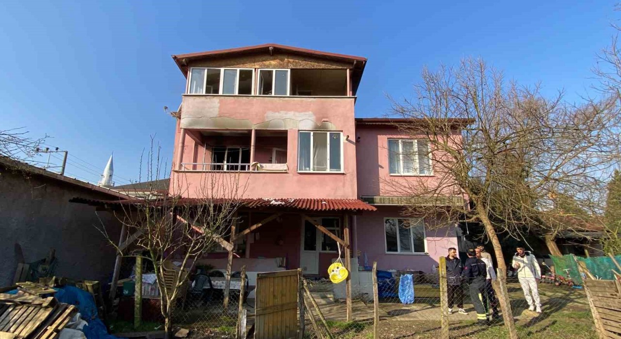 Yatak odasında yangın çıktı: 2 kişi dumandan etkilendi