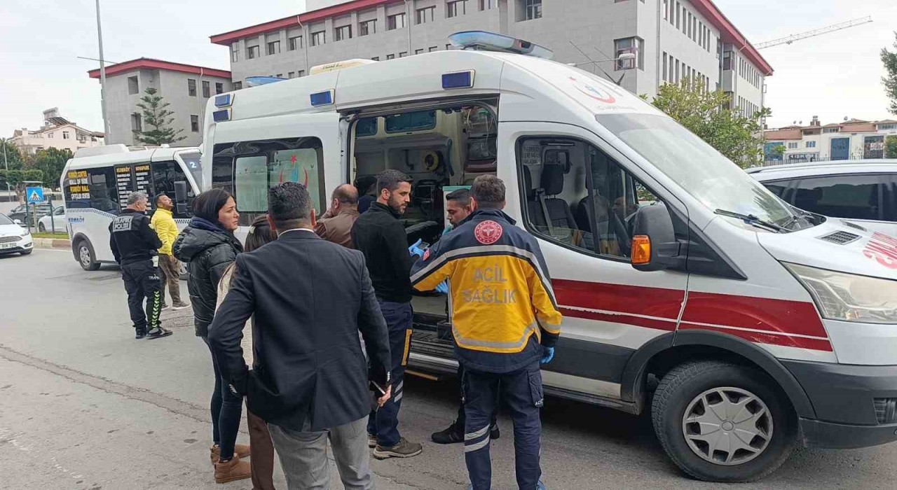 Yaya geçidinde motosiklet yayaya çarptı: 2 yaralı