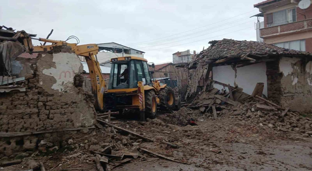 Yenişehirde metruk binalar yıkılıyor
