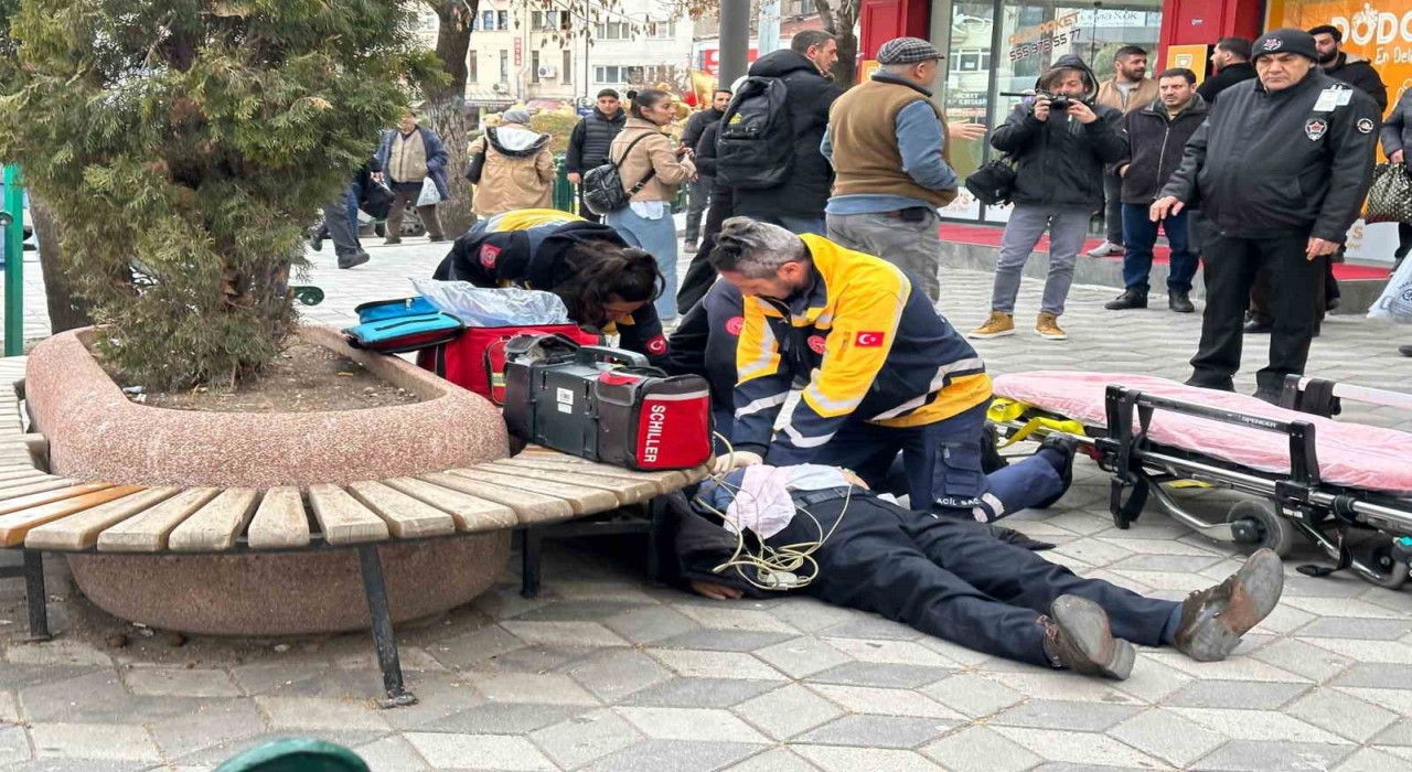 Yere yığılan yaşlı adama oradan geçen doktor müdahale etti, kalp masajı ile hayata döndü