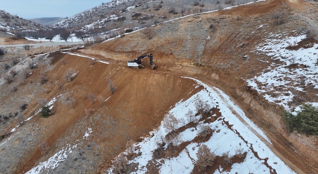 Yeşilyurt kırsalında yeni yol çalışmaları başladı