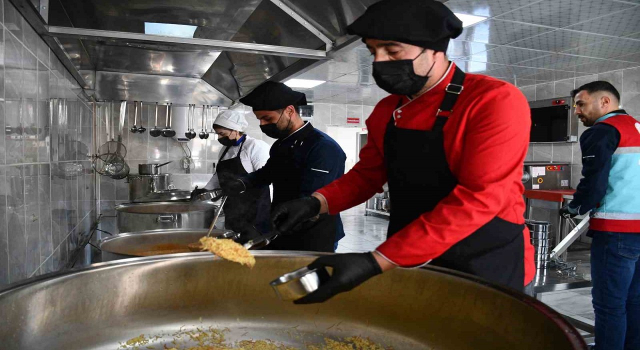 Yetim, öksüz ve bakıma muhtaç ailelere 8 yıldır 3 öğün yemek veriliyor