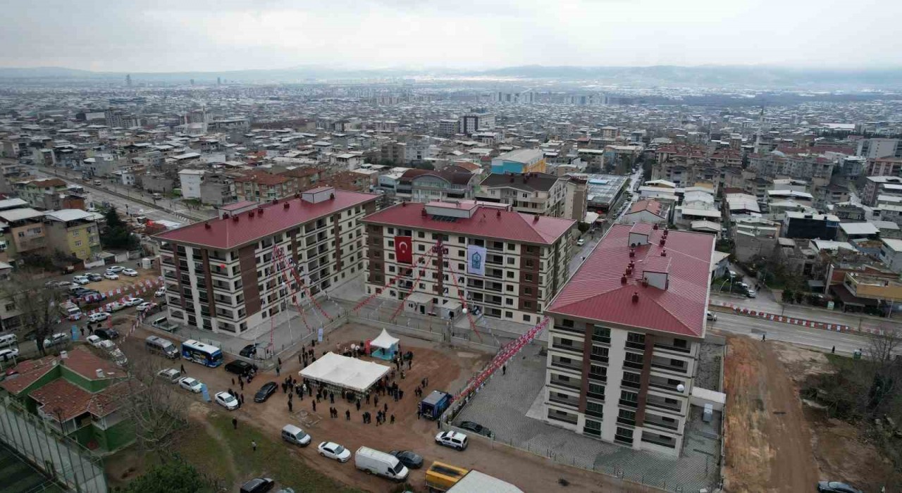 Yıldırımın bir yanında temel atma diğer yanında anahtar teslimi