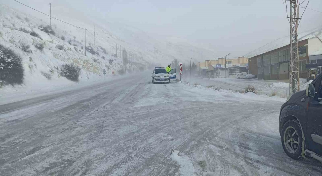 Yoğun kar ve tipi Sivasta ulaşımı aksatıyor