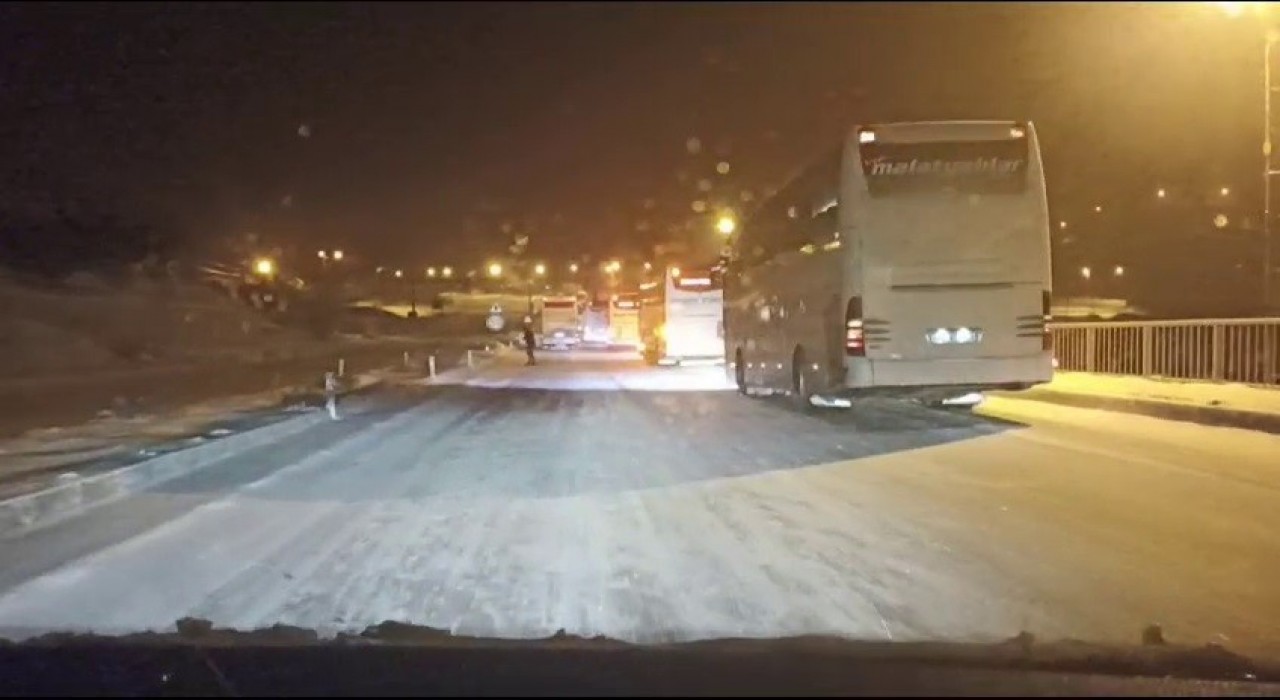 Yoğun kar yağışı nedeniyle Sivasta ulaşımda aksamalar yaşanıyor