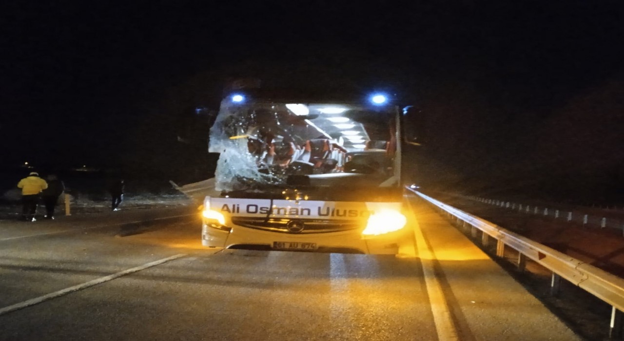 Yolcu otobüsü tıra arkadan çarptı, 6 kişi yaralandı