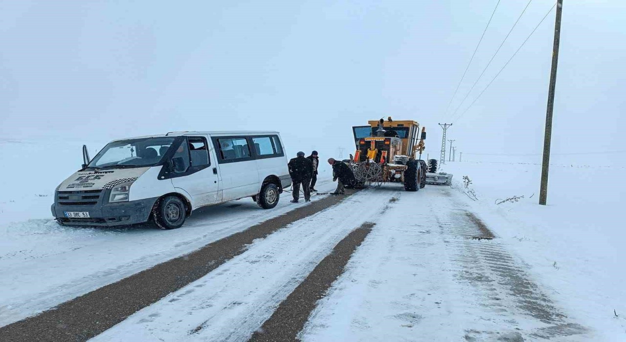 Yolda kalan araçlar belediye ekipleri tarafından kurtarıldı