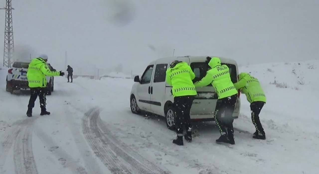 Yolda kalan sürücülerin imdadına polis yetişti