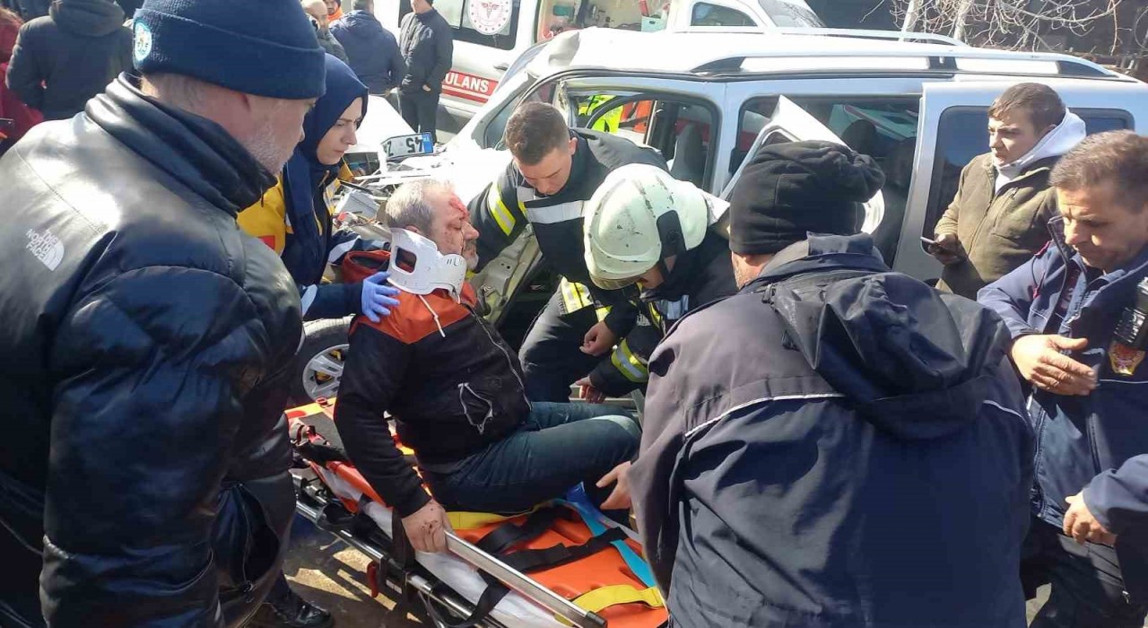 Yolda yürürken park halindeki kamyonun altında kaldı