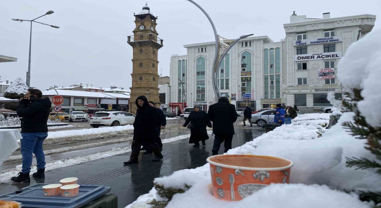 Yozgatta Arabaşı çorbası dağıtıldı, karlı havada içenlerin içi ısındı