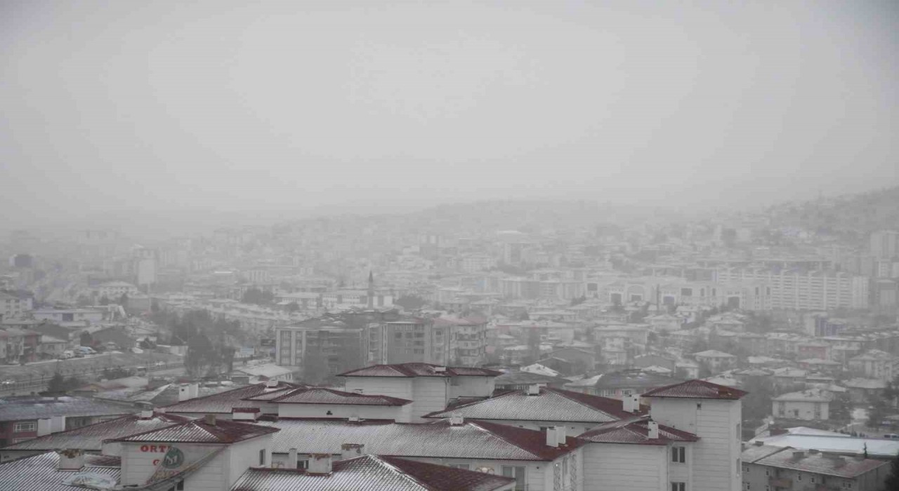 Yozgatta başlayan kar yağışı sevinçle karşılandı