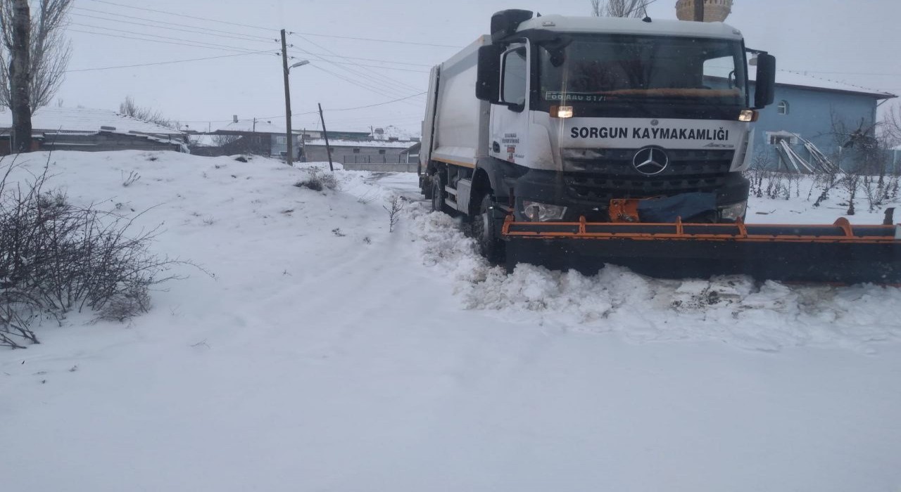 Yozgatta İl Özel İdaresi ekipleri kar mücadelesi veriyor