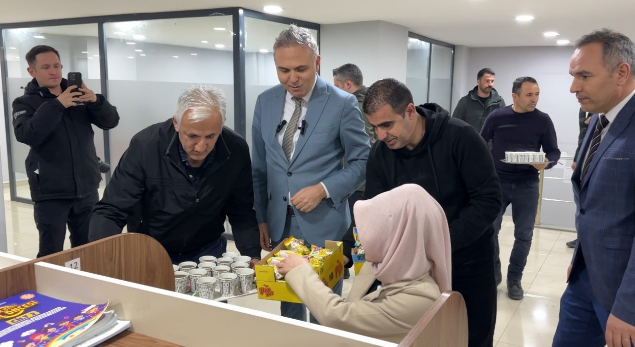 Yüksekova Halk Kütüphanesinden ücretsiz kek ve çay hizmeti