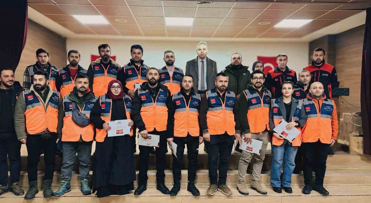 Yüksekovada AFAD gönüllülerine kimlikler verildi
