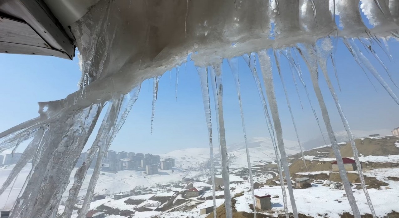 Yüksekovada buz sarkıtları 2 metreyi geçti