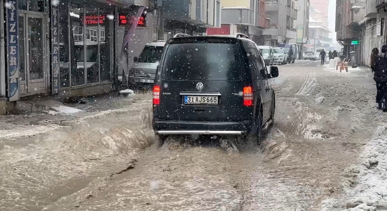 Yüksekovada caddeler göle döndü: Araçlar ilerlemekte zorlandı