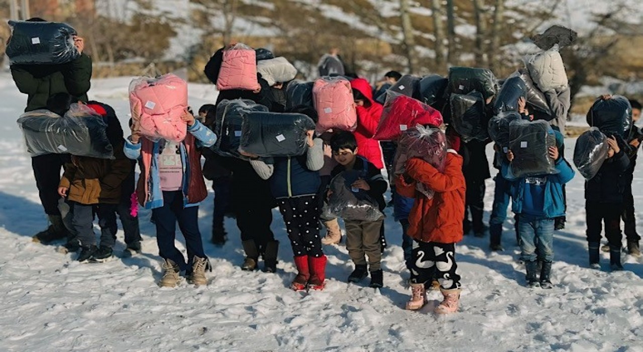 Yüksekovada çocuklara mont ve ayakkabı yardımı yapıldı