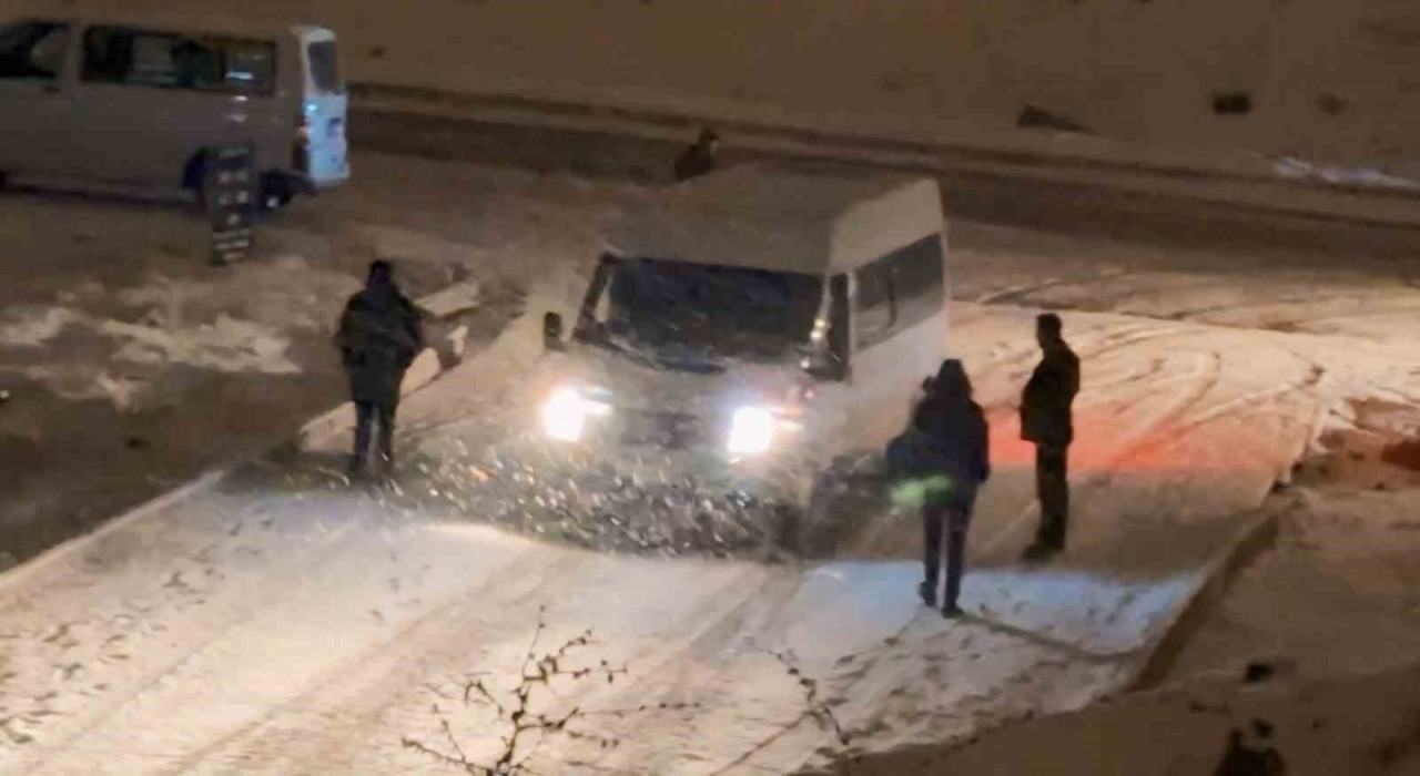 Yüksekovada kar ve fırtınadan dolayı çok sayıda araç mahsur kaldı: Vatandaşlar evlerine yürüyerek gittiler