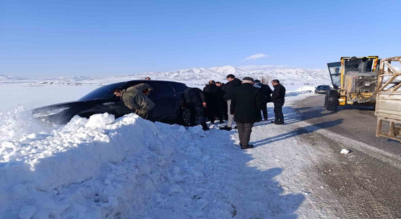 Yüksekovada kara saplanan aracı ekipler kurtardı