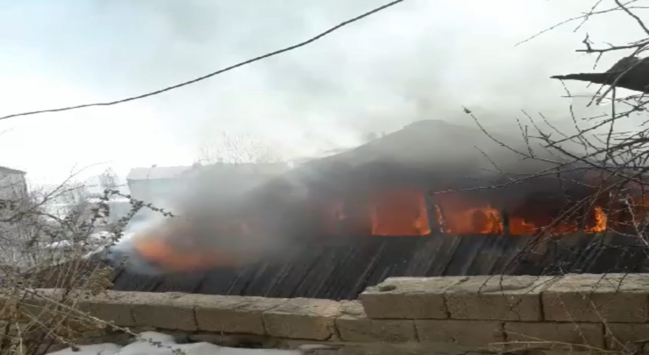 Yüksekovada yanan ev kullanılamaz hale geldi