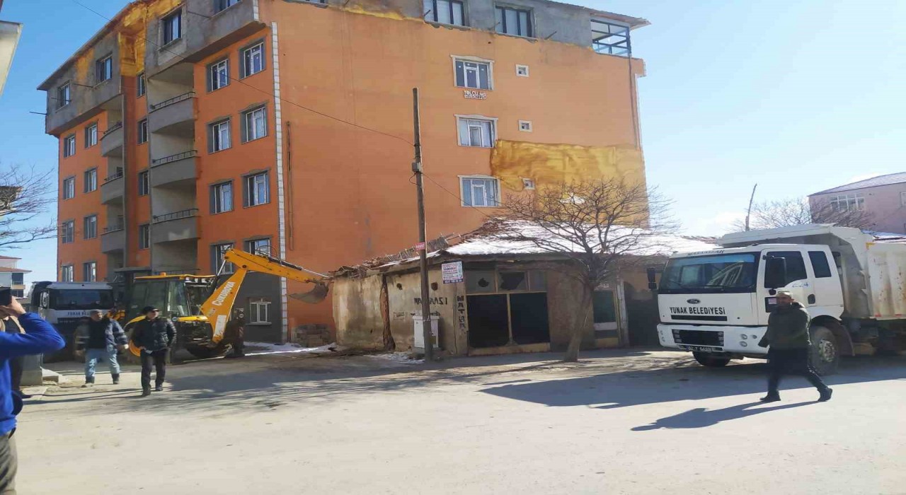 Yunakta metruk binaların yıkımına başlandı