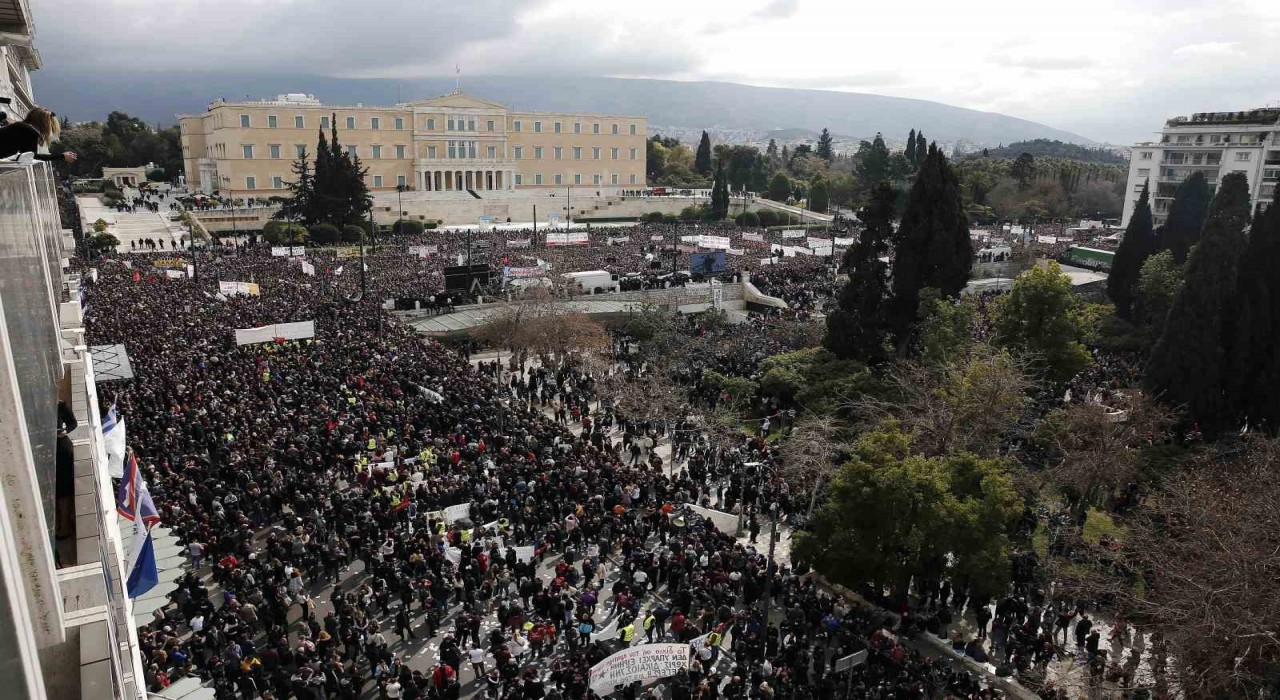 Yunanistanda tren kazasının yıl dönümü protestolarında çatışma