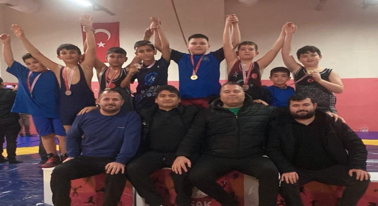 Yunusemrenin minik güreşçileri Uşakta 8 madalya kazandı
