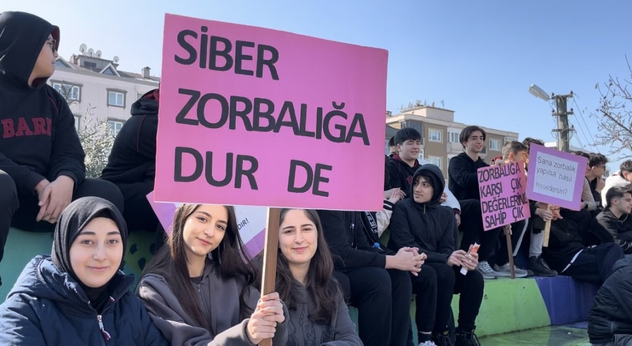 Yüzlerce öğrenci akran zorbalığıyla mücadele için yürüdü: Zorbalık, suskunlukla büyür