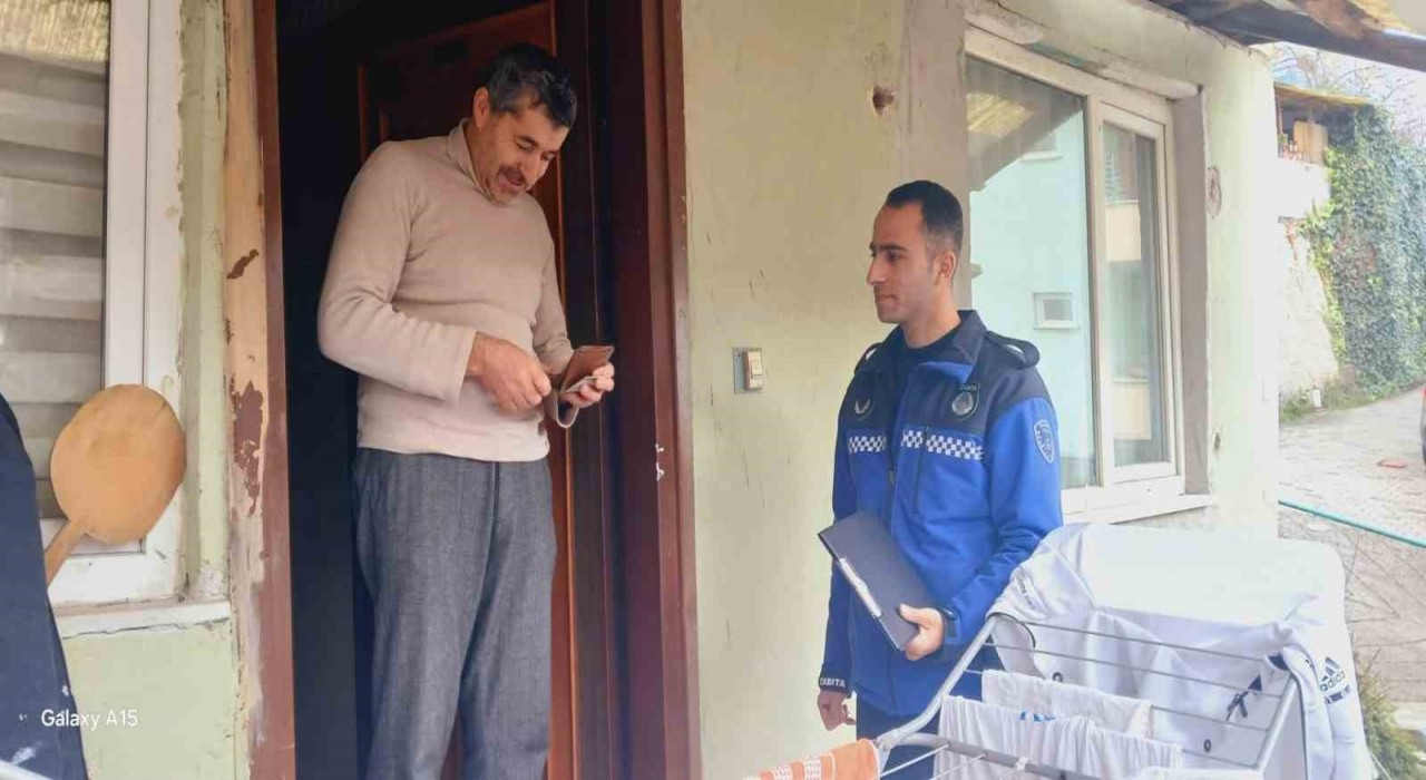 Zabıta ekipleri kayıp cüzdanı sahibine ulaştırdı
