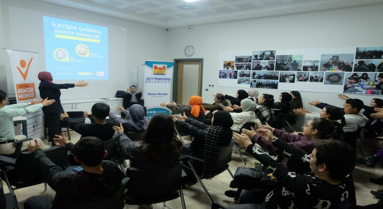 Zeytinburnunda gençlere artı 1 yazan seminer: ‘İletişim Çağında Hayat Dersleri