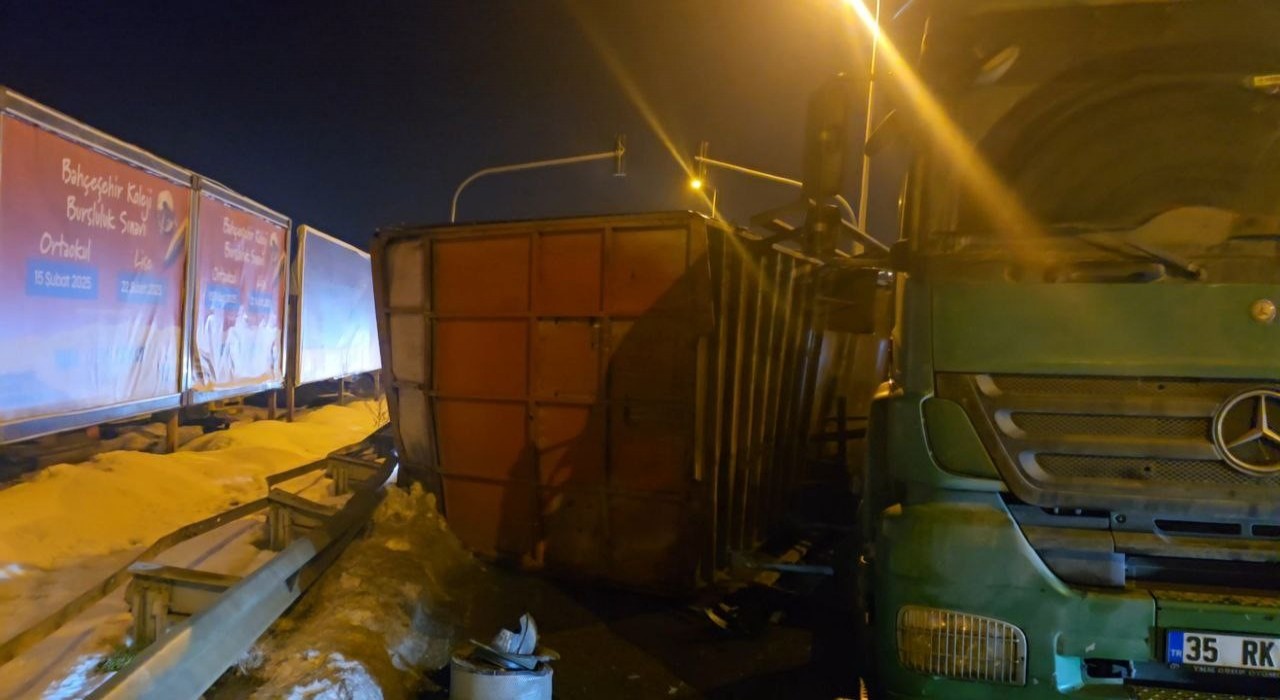 Zonguldakta canlı hayvan taşıyan kamyon devrildi, onlarca tavuk telef oldu