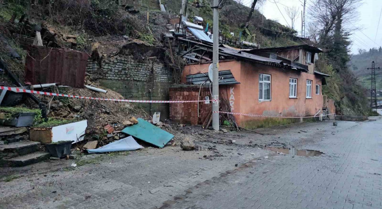 Zonguldakta heyelan sonrası 3 ev tahliye edildi