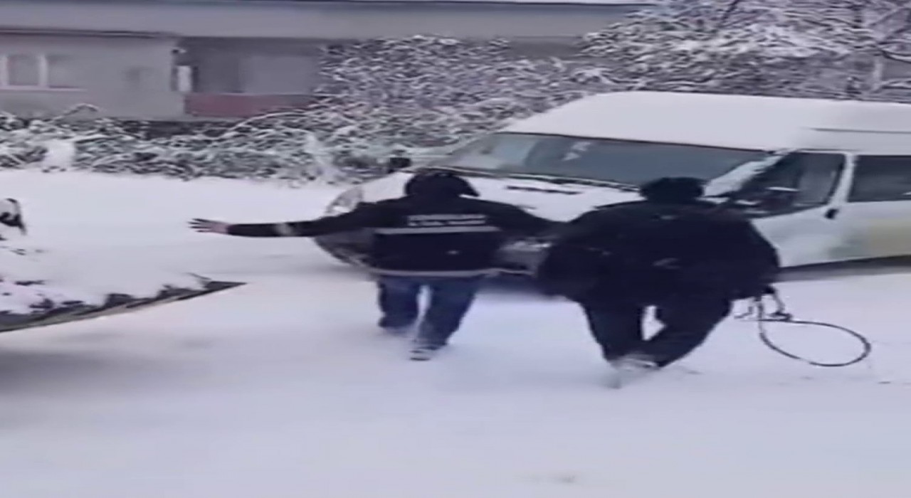 Zonguldakta iş makinesinin çarptığı öğrenci servisi metrelerce kayıp duvara çarptı