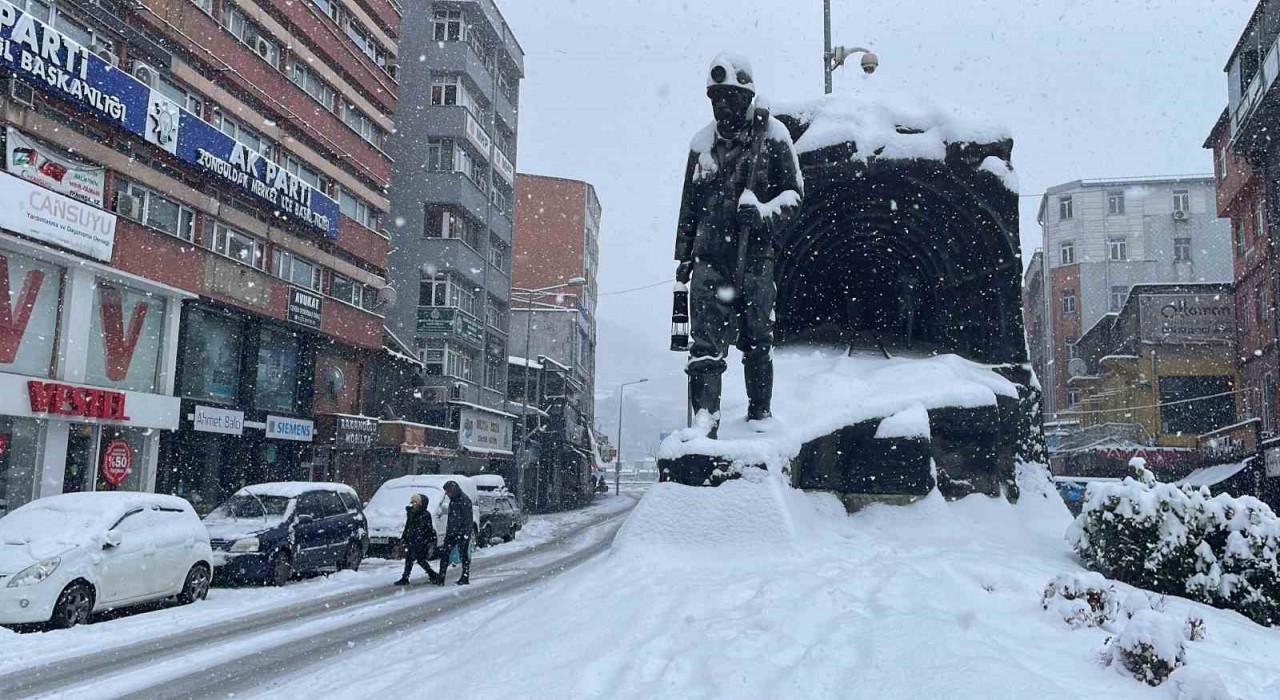 Zonguldakta kar yağışı hayatı olumsuz etkiledi, sürücüler zor anlar yaşadı