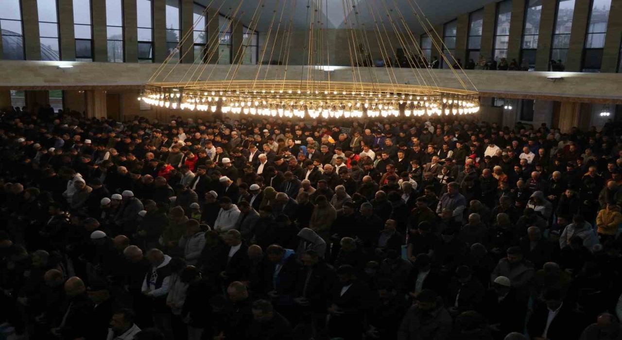 11 ayın sultanı, bayram namazıyla uğurlandı