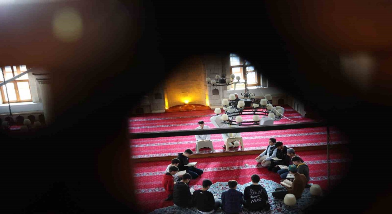 14 asırlık mukabele geleneğini genç hafızlar sürdürüyor