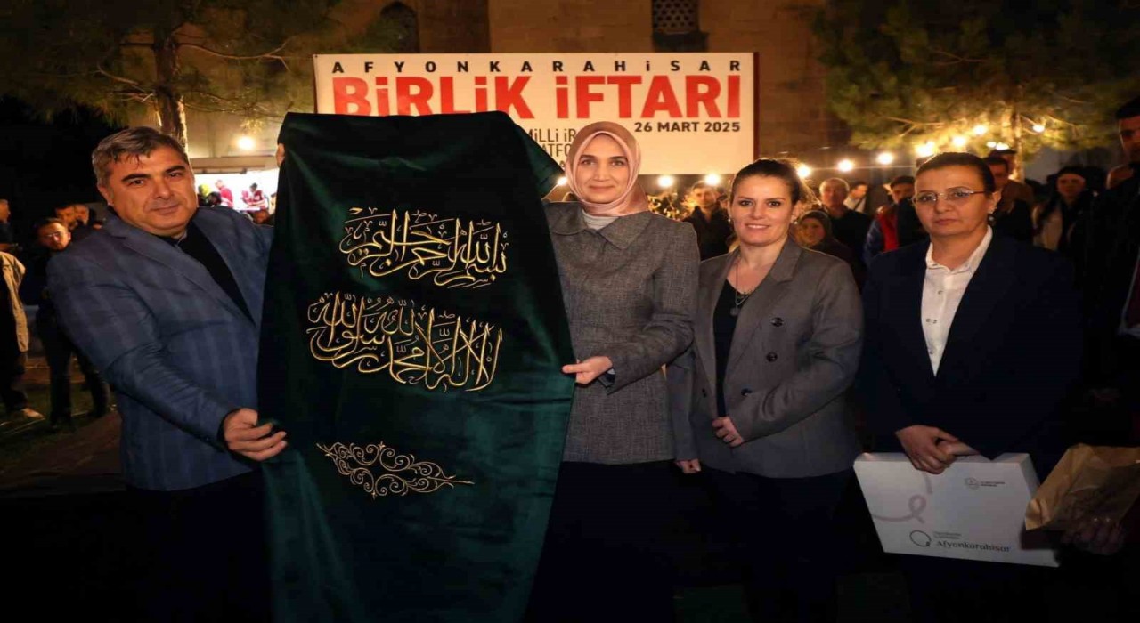 1472 yılında yaptırılan tarihi caminin mimber örtüsü değiştirildi