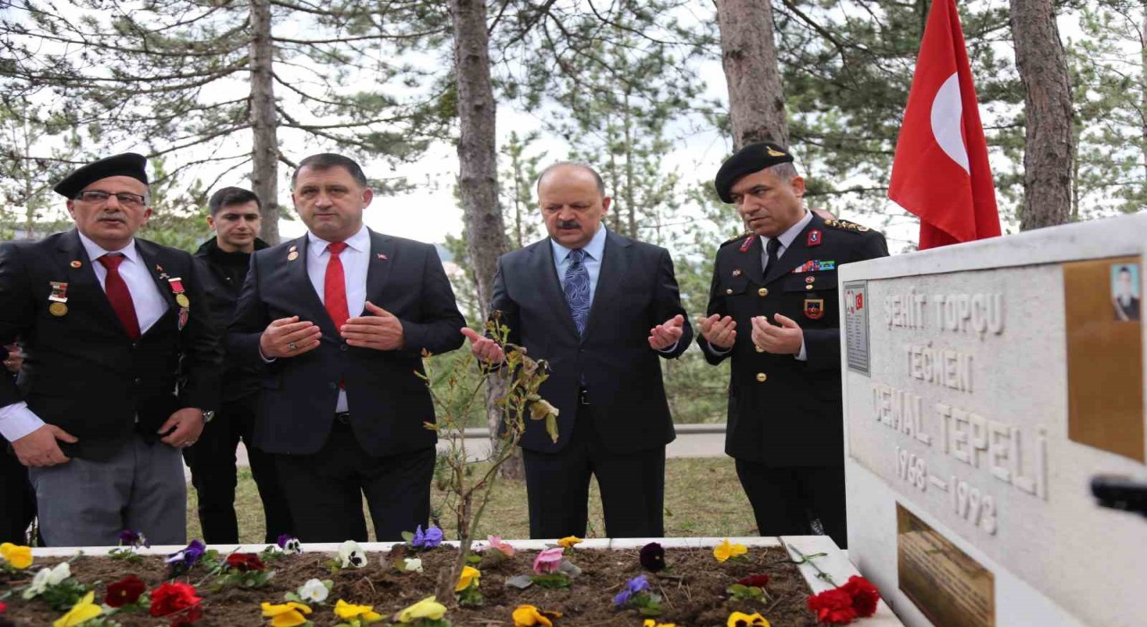 18 Martta şehitler kabirleri başında anıldı