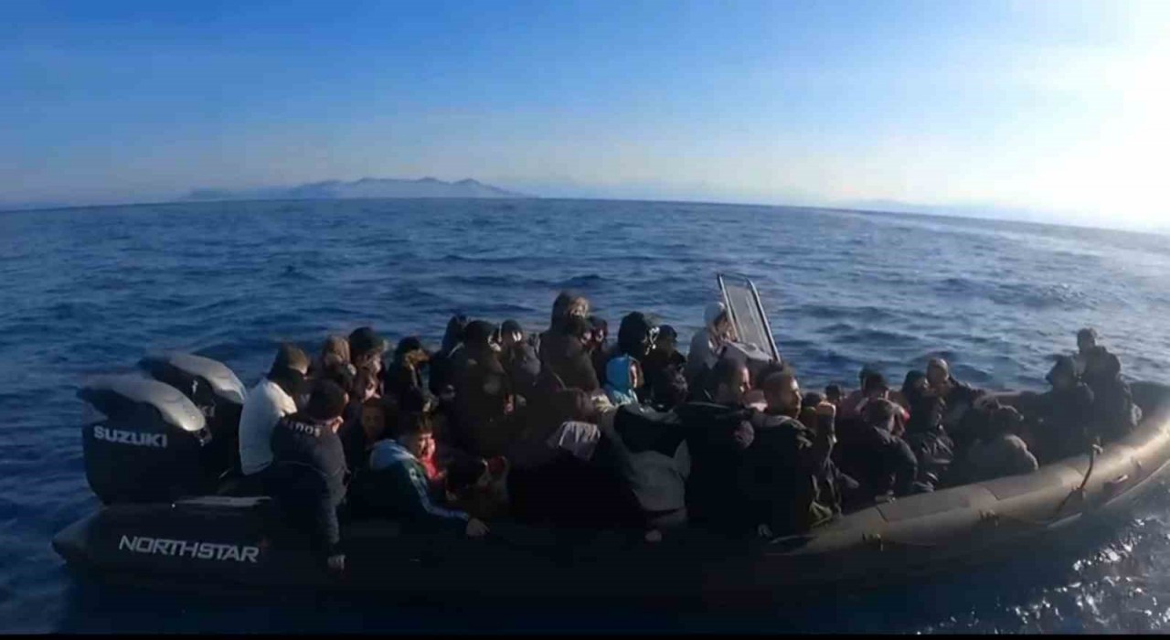 29u çocuk 64 düzensiz göçmen ve 2 göçmen kaçakçısı yakalandı