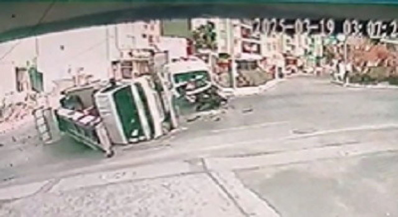 3 aracın karıştığı kaza anı kamerada