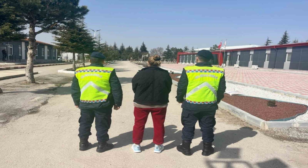 3 yıl hapis cezasıyla aranan şahsı jandarma yakaladı