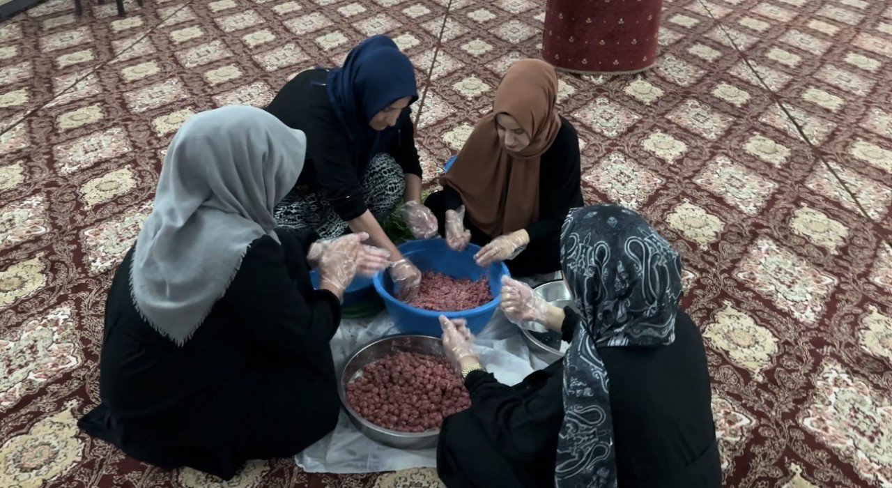 3 yıldır geleneği sürdürüyorlar: Bayram namazı öncesi ikramlık doğaba çorbası hazırlandı