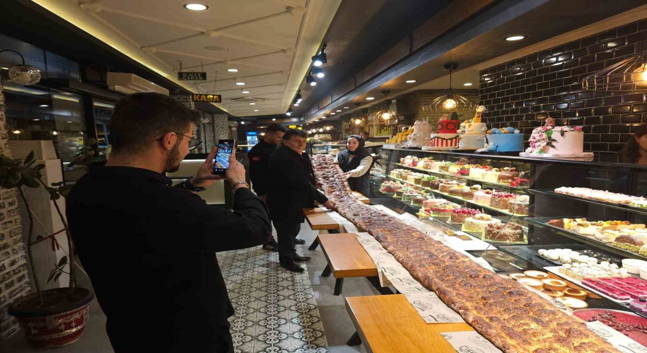 4 metre 2 santim uzunluğundaki pide görenleri şaşırttı