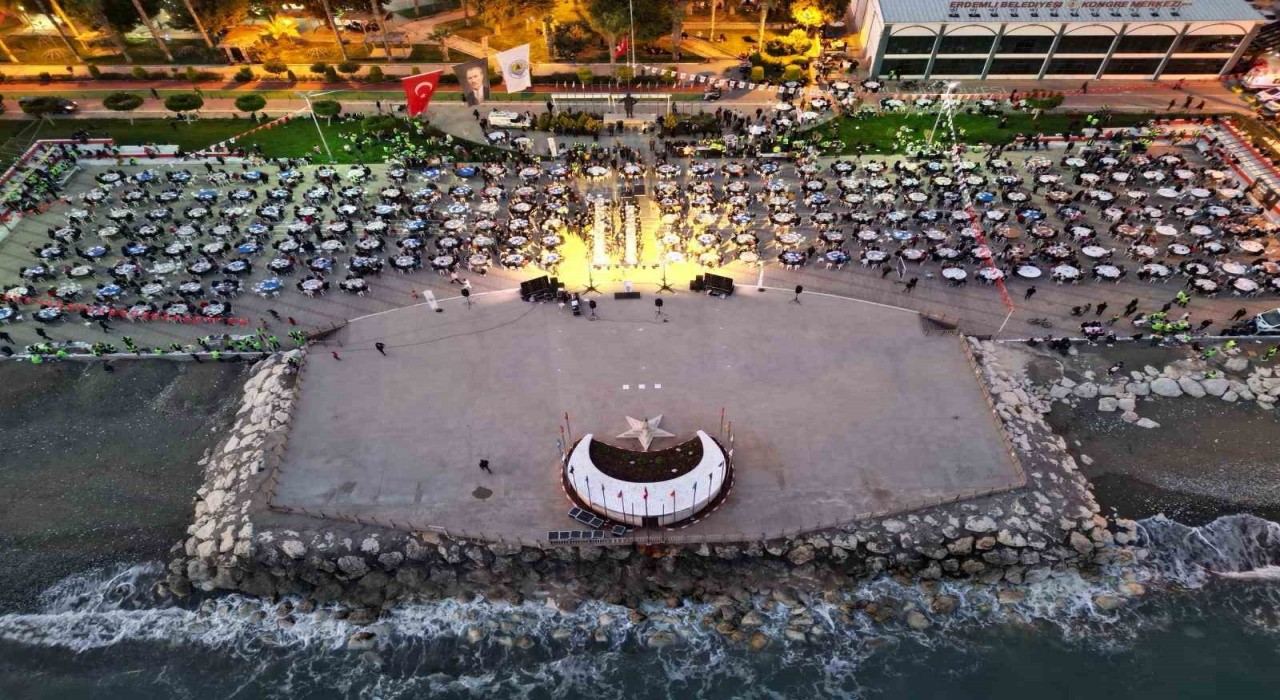 5 bin kişi deniz kenarında iftarda buluştu